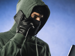 Мошенник украл деньги на лечение больной девочки, из-за чего ребенок умер