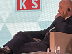 Директор Центру стратегічних комунікацій НАТО з’явився на публіці в шкарпетках із написом «Топчу русню»