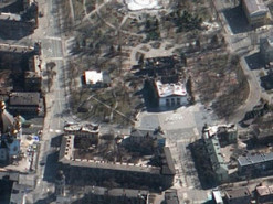 The Sun показало, как выглядит разрушенный россиянами драмтеатр в Мариуполе