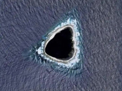 На картах Google заметили «загадочную черную дыру»