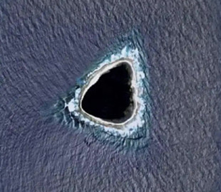 На картах Google заметили «загадочную черную дыру»