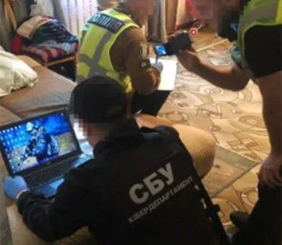 Збирав гроші на “потреби ЗСУ”: у Києві повідомили про підозру псевдоволонтеру