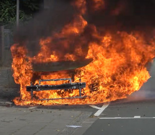 Вспыхнул как факел: электрокар Volkswagen ID.3 сгорел дотла после зарядки