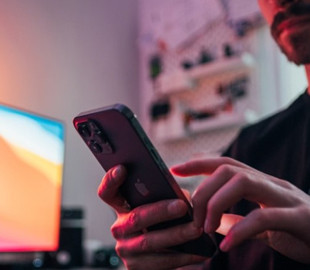 Чи треба заклеювати камеру смартфона, щоб за вами не слідкували на Android