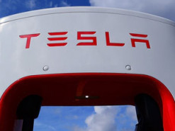 Электромобиль Tesla превратили в реактивную ракету