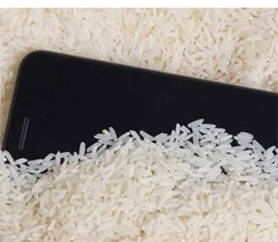 Смартфон у рисі та зубна паста на екрані. 5 небезпечних міфів, що вбивають вашу техніку