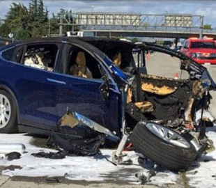 Водитель Tesla Model X пожаловался на автопилот перед смертью
