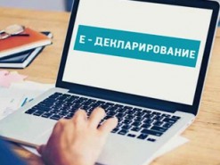 Еврокомиссар Хан раскритиковал Раду за отказ отменить е-декларации для антикоррупционеров