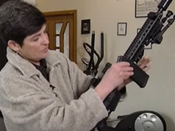 Киевлянка с винтовкой высказалась о готовности защищать Украину и реакции России на свою историю