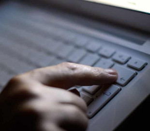 Отчёт: в 2021 году в Интернете обнаружено 29,3 млн. фотографий жестокого обращения с детьми