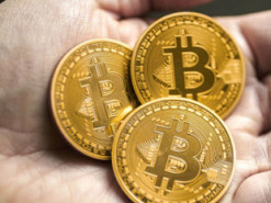 Неизвестный пользователь перевел добытые десять лет назад биткоины