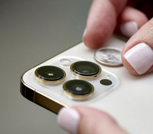 Камеры некоторых iPhone 13 розовеют