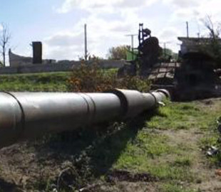 З городу родини із Київщини знову не забрали танк: господині висаджують поряд капусту, бо вже така традиція