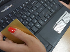 Жінка викрала телефон і картку свого друга та витратила понад 60 тисяч грн