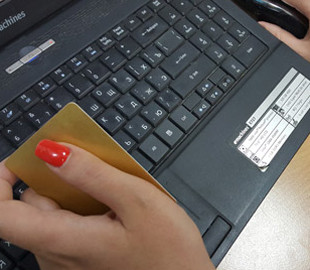 Жінка викрала телефон і картку свого друга та витратила понад 60 тисяч грн