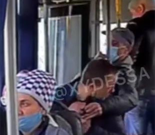 В одесской маршрутке вор пытался выдрать смартфон из рук пассажира