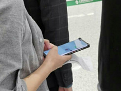 Включённый Huawei Mate 40 Pro засняли в руках пользователя