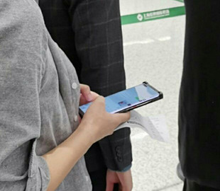 Включённый Huawei Mate 40 Pro засняли в руках пользователя