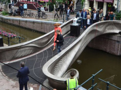 Напечатанный на 3D-принтере стальной мост открыли в Амстердаме