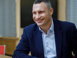 Появилось курьезное видео, как "стальной" Кличко пытался пройти через металлодетектор