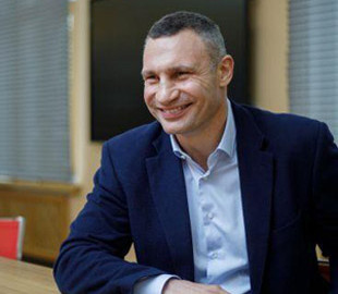 Появилось курьезное видео, как "стальной" Кличко пытался пройти через металлодетектор