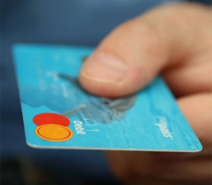 Користування банківською карткою за винагороду: Україною шириться нова шахрайська схема