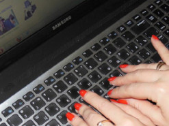 Жінка, яка ошукала в інтернеті людей, поверне їм гроші