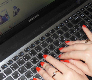 Жінка, яка ошукала в інтернеті людей, поверне їм гроші