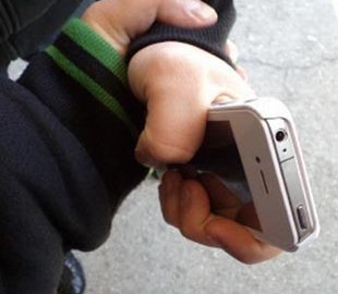 У Маріуполі біля школи жорстоко побили школяра і відібрали телефон