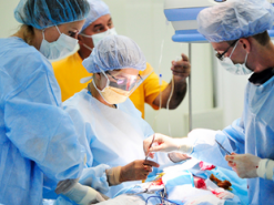 Робот научился зашивать раны с высокой точностью