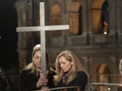 "Нет ничего святого": в сети гневно отреагировали на крестное шествия в Риме украинки и россиянки