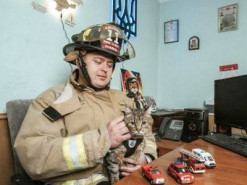 Кіт-блогер Степан отримав від харківських рятувальників подарунок