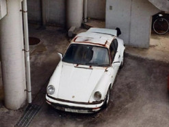 Покинутий власником колекційний Porsche 911 роками іржавіє прямо на вулиці