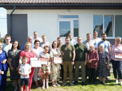 Постраждалі від війни жителі Київщини почали отримувати нове житло