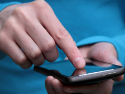 Чиновникам в Казахстане снова разрешат пользоваться смартфонами