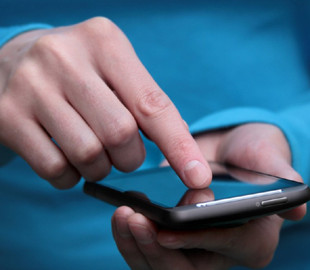 Чиновникам в Казахстане снова разрешат пользоваться смартфонами