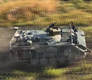 На українських БТРах з'явилися австралійські бойові модулі EOS. Що про них відомо