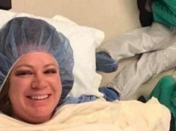 Селфи счастливой молодой мамы на фоне мужа, упавшего во время родов, стало вирусным