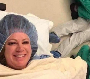 Селфи счастливой молодой мамы на фоне мужа, упавшего во время родов, стало вирусным