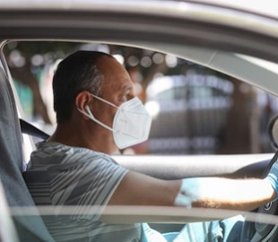 Uber разрабатывает технологию, которая заставит водителей носить медицинские маски