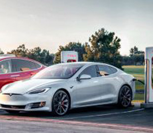 Продажи электромобилей Tesla опережают производство в 2021 году
