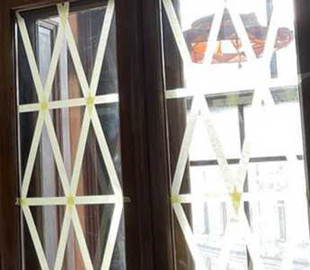 Безпека понад усе: як правильно заклеїти вікна скотчем