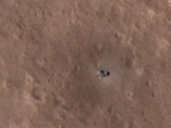 Слой пыли виден с орбиты. NASA показало снимки аппарата InSight, умирающего на Марсе