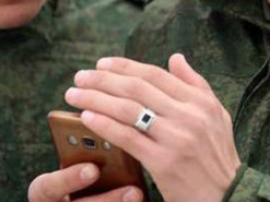 В России хотят приравнять использование смартфона в армии к дедовщине