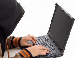 Інтернет-шахрай ошукав двох українців на 72 тисячі гривень