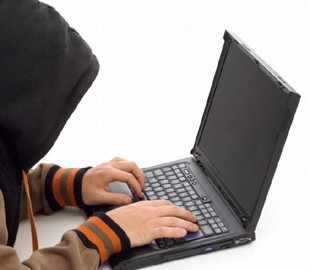 Інтернет-шахрай ошукав двох українців на 72 тисячі гривень