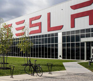Завод Tesla в Берлине платит сотрудникам на 20% меньше, чем конкуренты из Германии