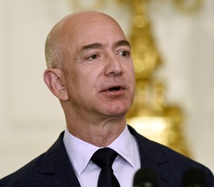 Богатейший человек мира посетовал на сложность потратить заработанное