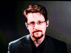 Эдвард Сноуден разоблачил финансового мошенника в прямом эфире