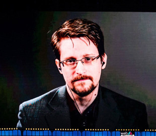 Эдвард Сноуден разоблачил финансового мошенника в прямом эфире